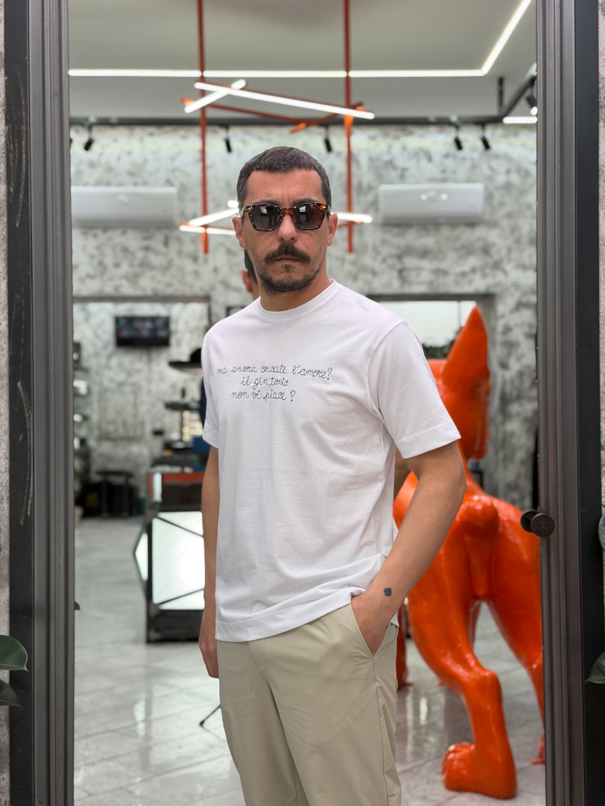 T-SHIRT IN PURO COTONE CON RICAMO "MA ANCORA CERCATE L'AMORE?" - REGULAR FIT M-261081