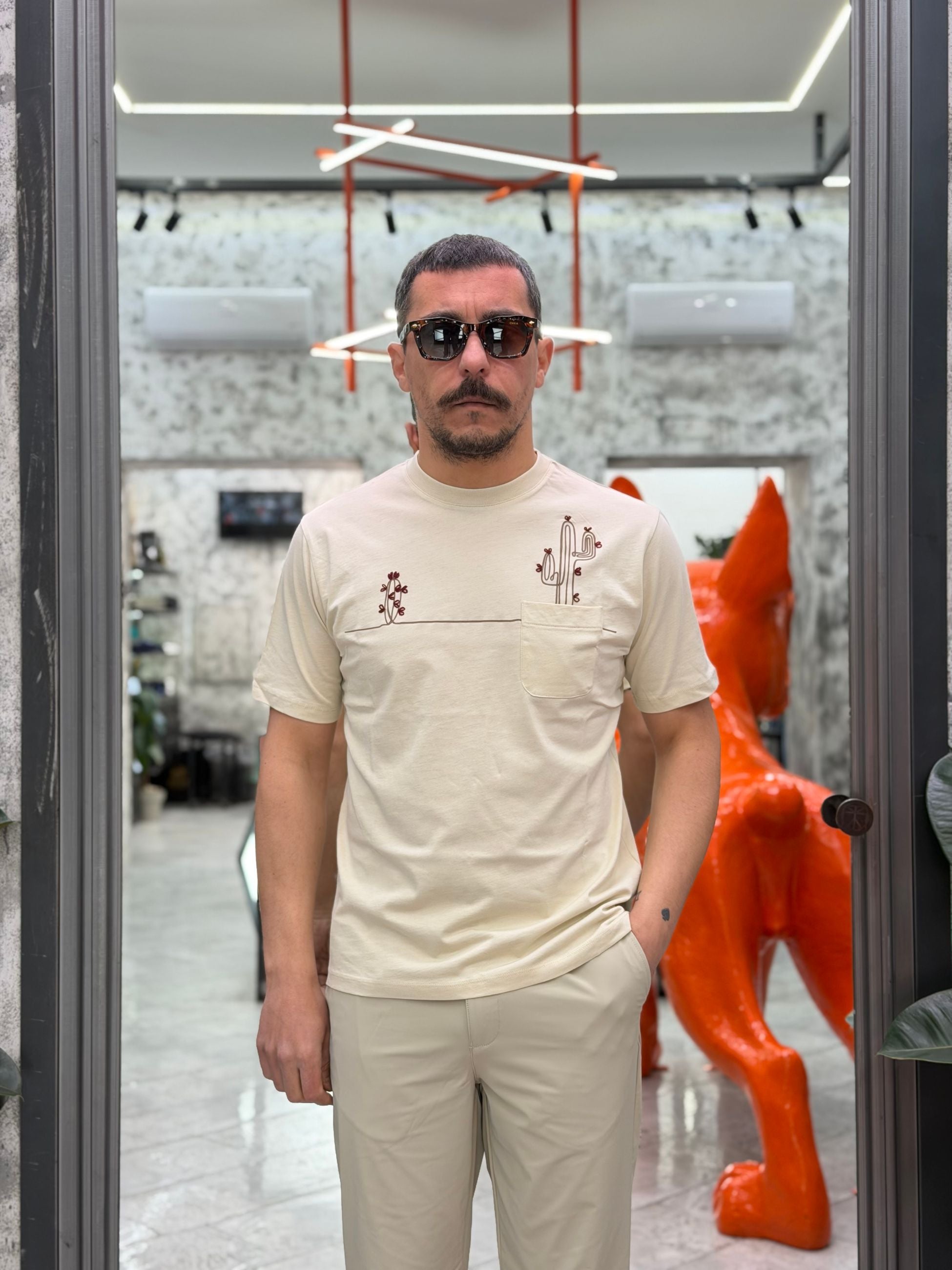 T-SHIRT IN COTONE CON RICAMO CACTUS E TASCHINO LATO CUORE - REGULAR FIT TE3297SS.BEI