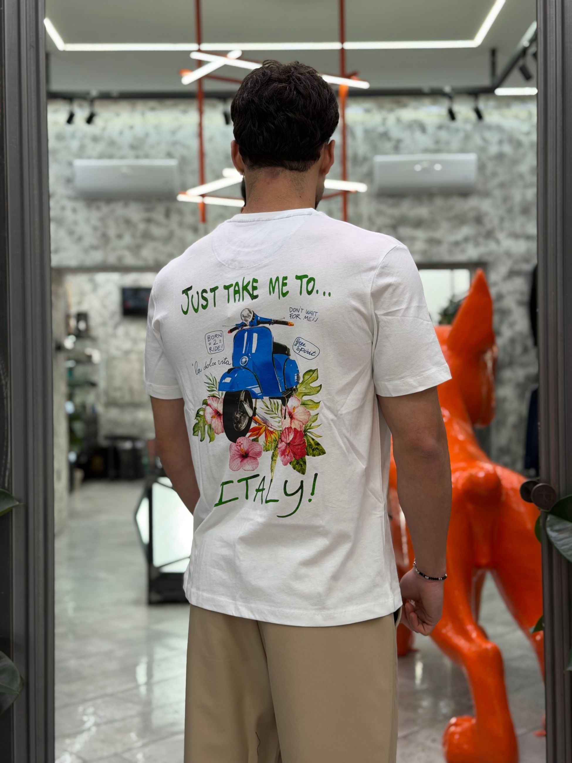 T-SHIRT IN 100% COTONE CON STAMPA VESPA "LA DOLCE VITA" FRONTE/RETRO - REGULAR FIT 26S28TG
