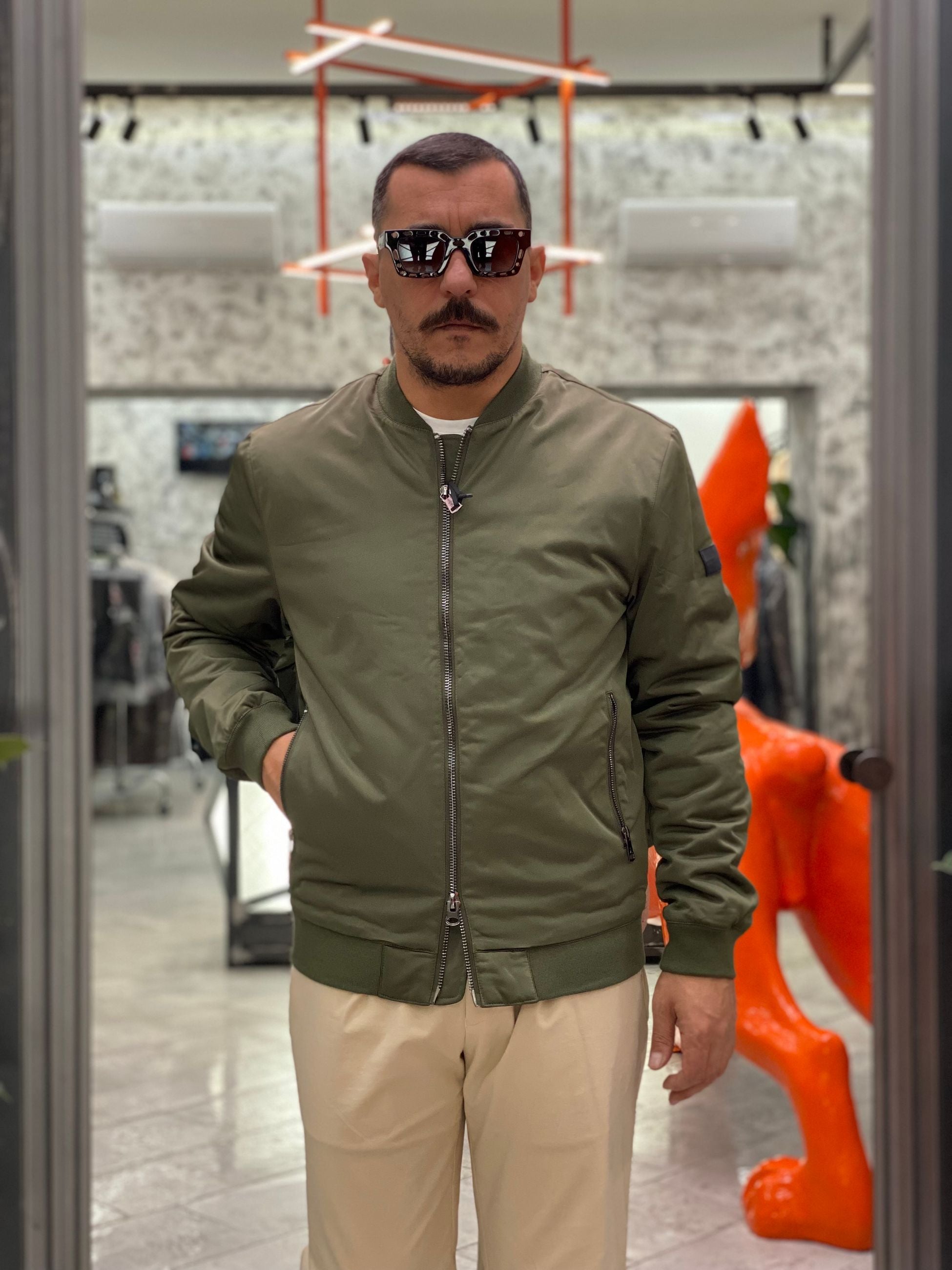 BOMBER IN NYLON MODELLO COLLEGE CON TASCHE ZIP ED ELASTICO AL FONDO - COMFORT FIT GL357R.VMIL