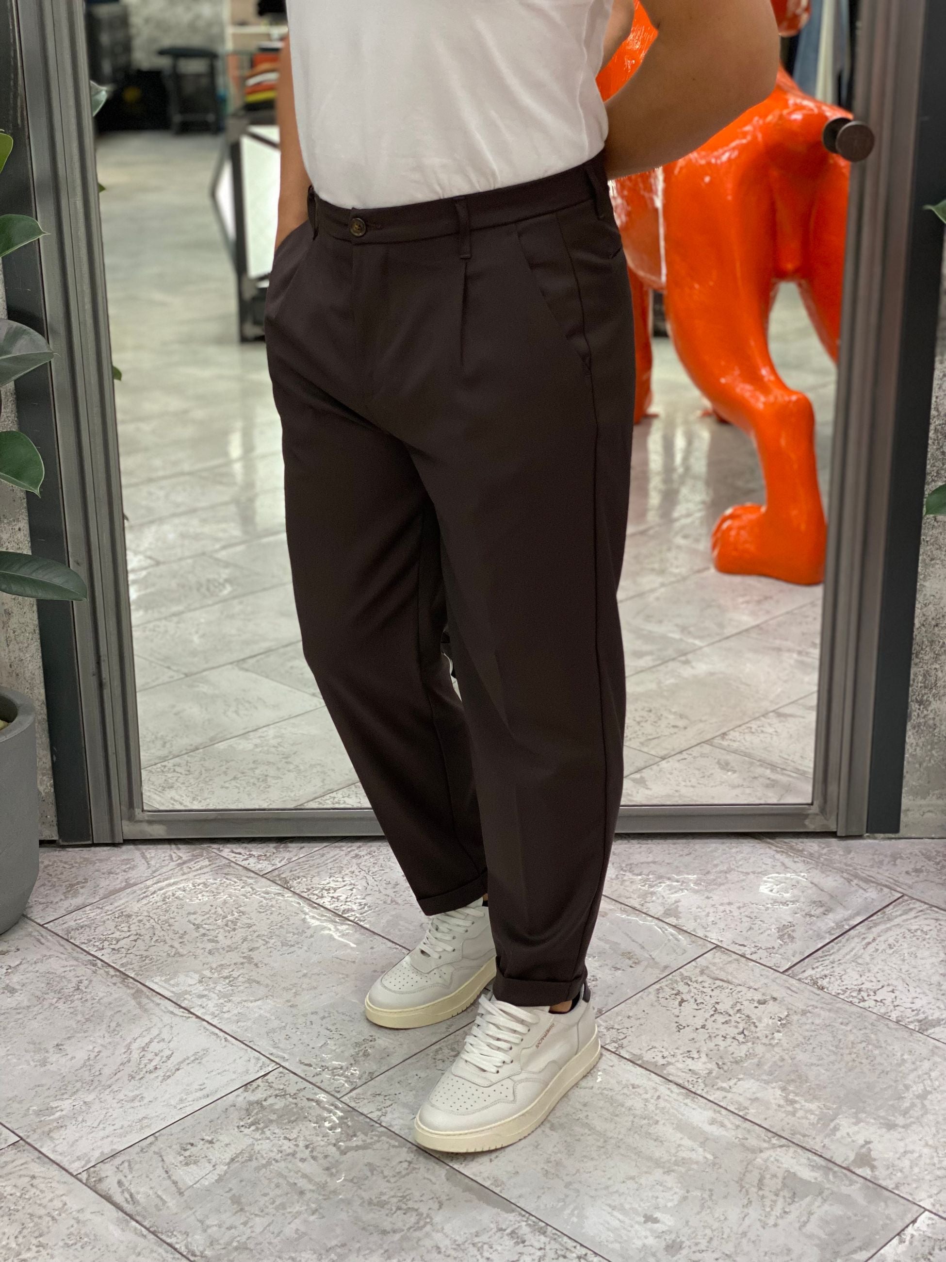 PANTALONE DA COMPLETO IN TESSUTO ELEGANTE CON PINCE E RISVOLTO - REGULAR FIT GN21792.MUD