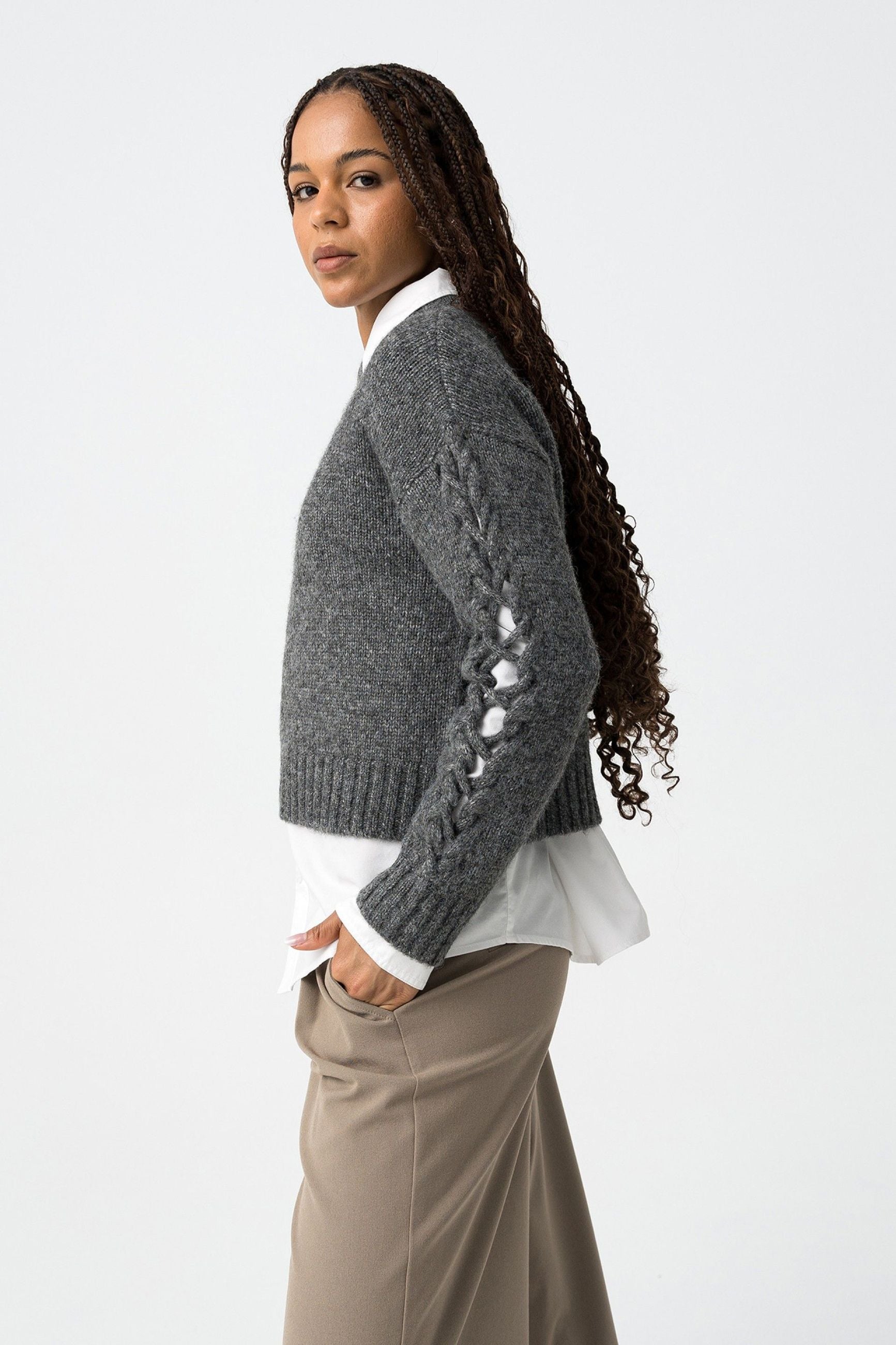 MAGLIONE GIROCOLLO BRAIDED CON ELEGANTI DETTAGLI INTRECCIATI SULLE MANICHE - COMFORT FIT 10066032