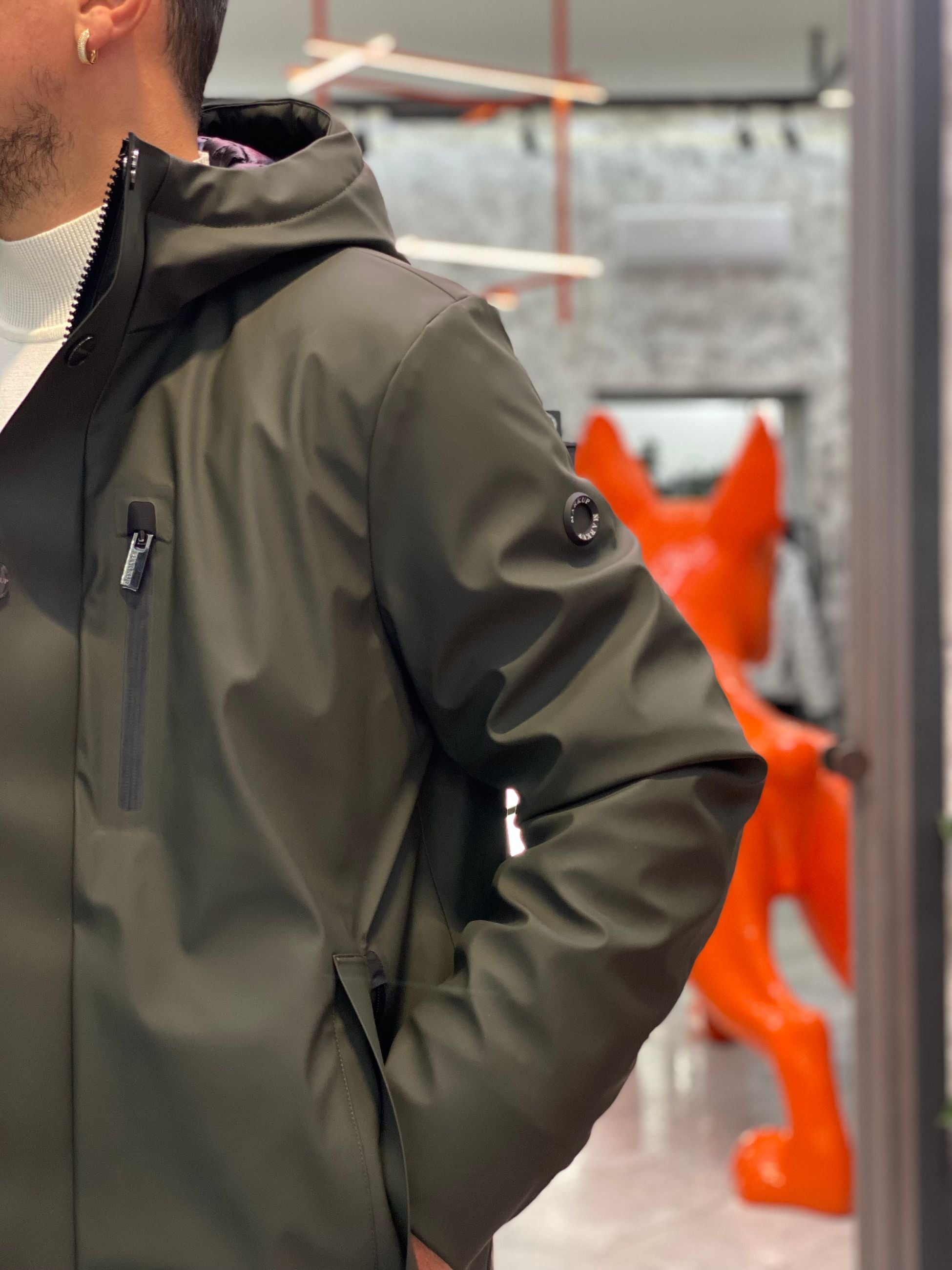 PARKA GOMMATO CON CAPPUCCIO E CHIUSURA ZIP/BOTTONI AUTOMATICI. STRETCH AND TECHNICAL - REGULAR FIT MK9940025.VMIL