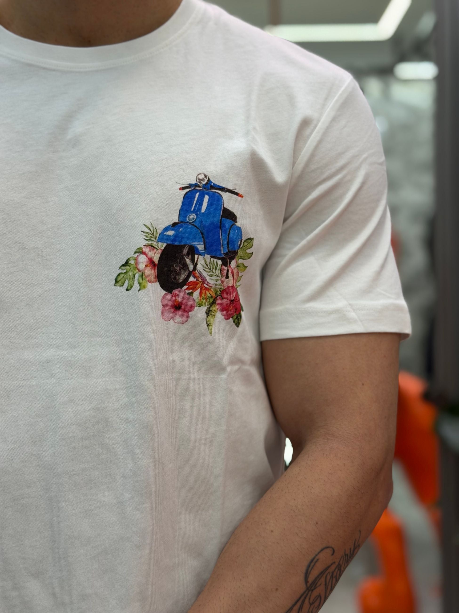 T-SHIRT IN 100% COTONE CON STAMPA VESPA "LA DOLCE VITA" FRONTE/RETRO - REGULAR FIT 26S28TG