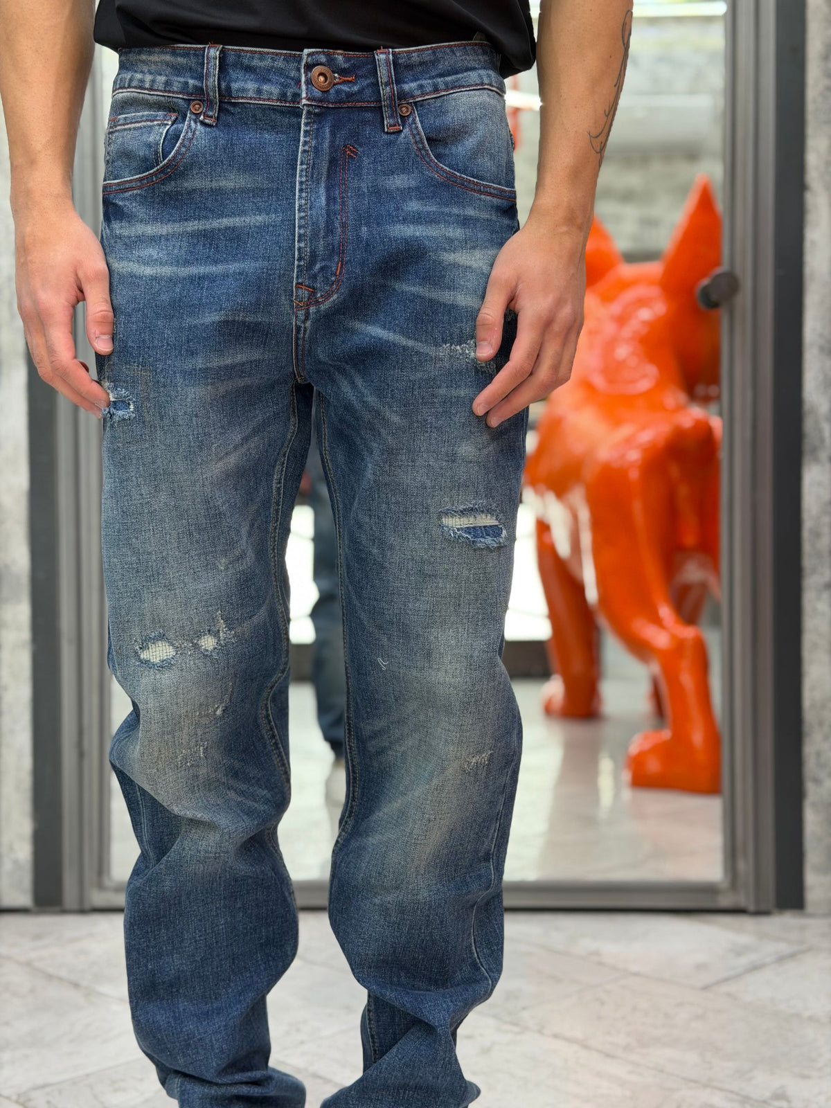 JEANS ALEX DARK WASH CON ABRASIONI E CUCITURE ROSSE - STRAIGHT FIT GL2562YH