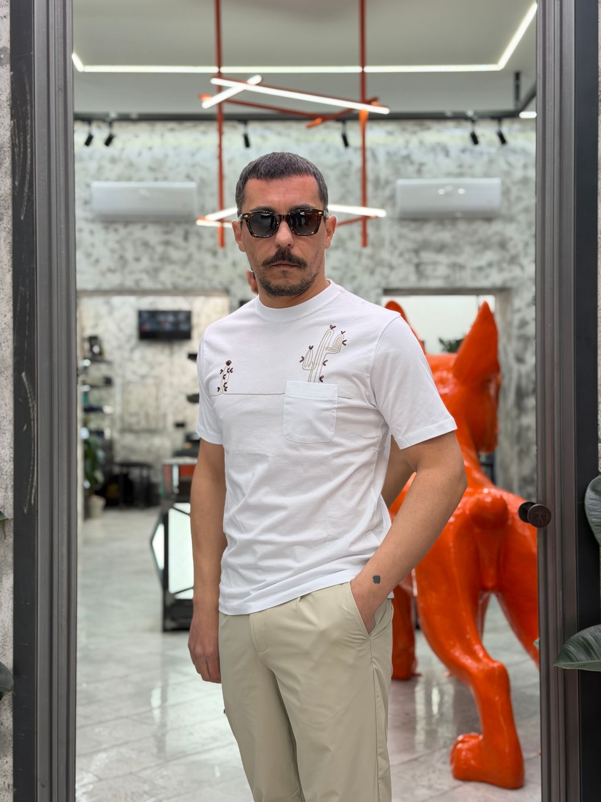 T-SHIRT IN COTONE CON RICAMO CACTUS E TASCHINO LATO CUORE - REGULAR FIT TE3297SS.BIA