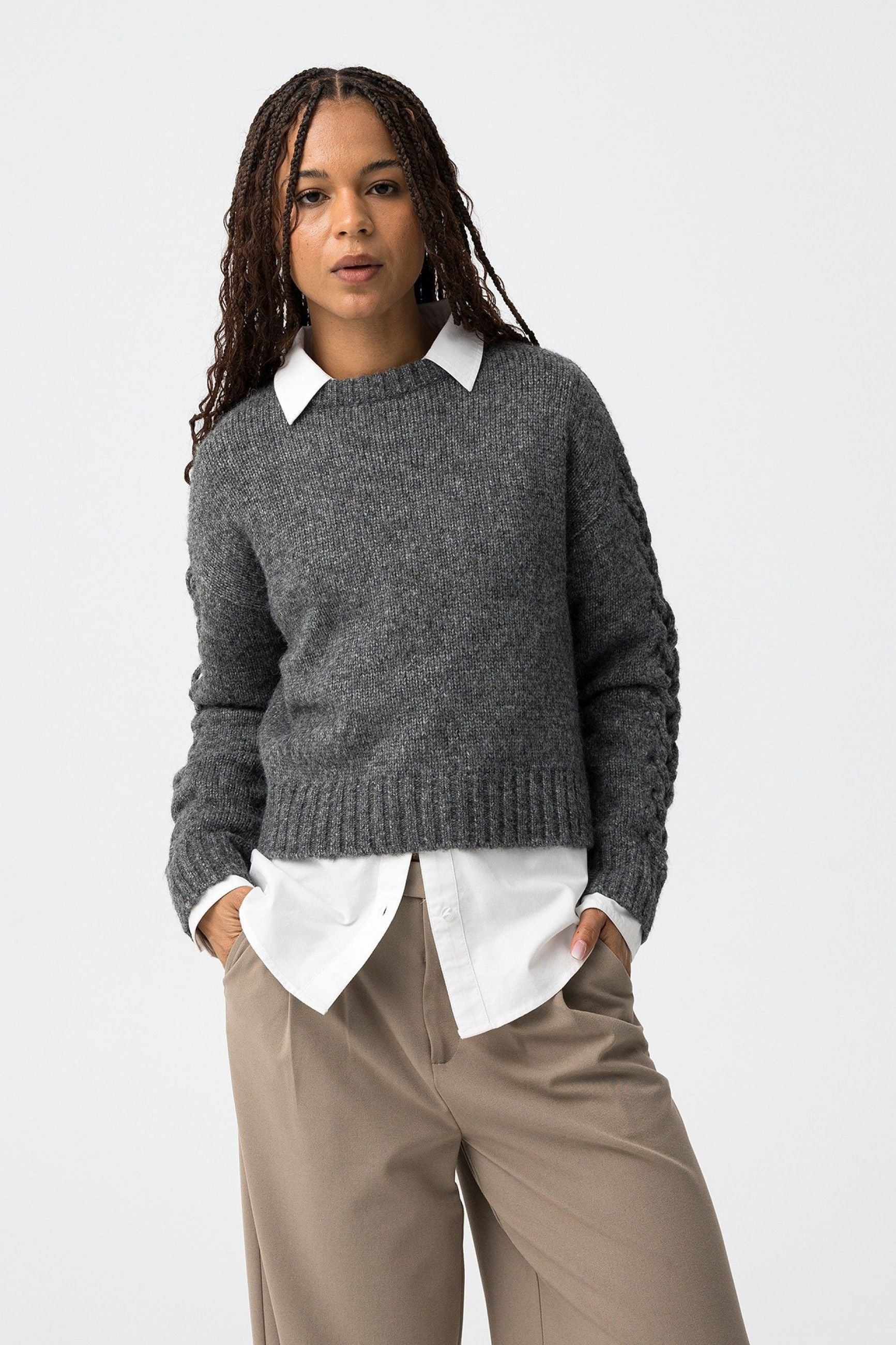 MAGLIONE GIROCOLLO BRAIDED CON ELEGANTI DETTAGLI INTRECCIATI SULLE MANICHE - COMFORT FIT 10066032