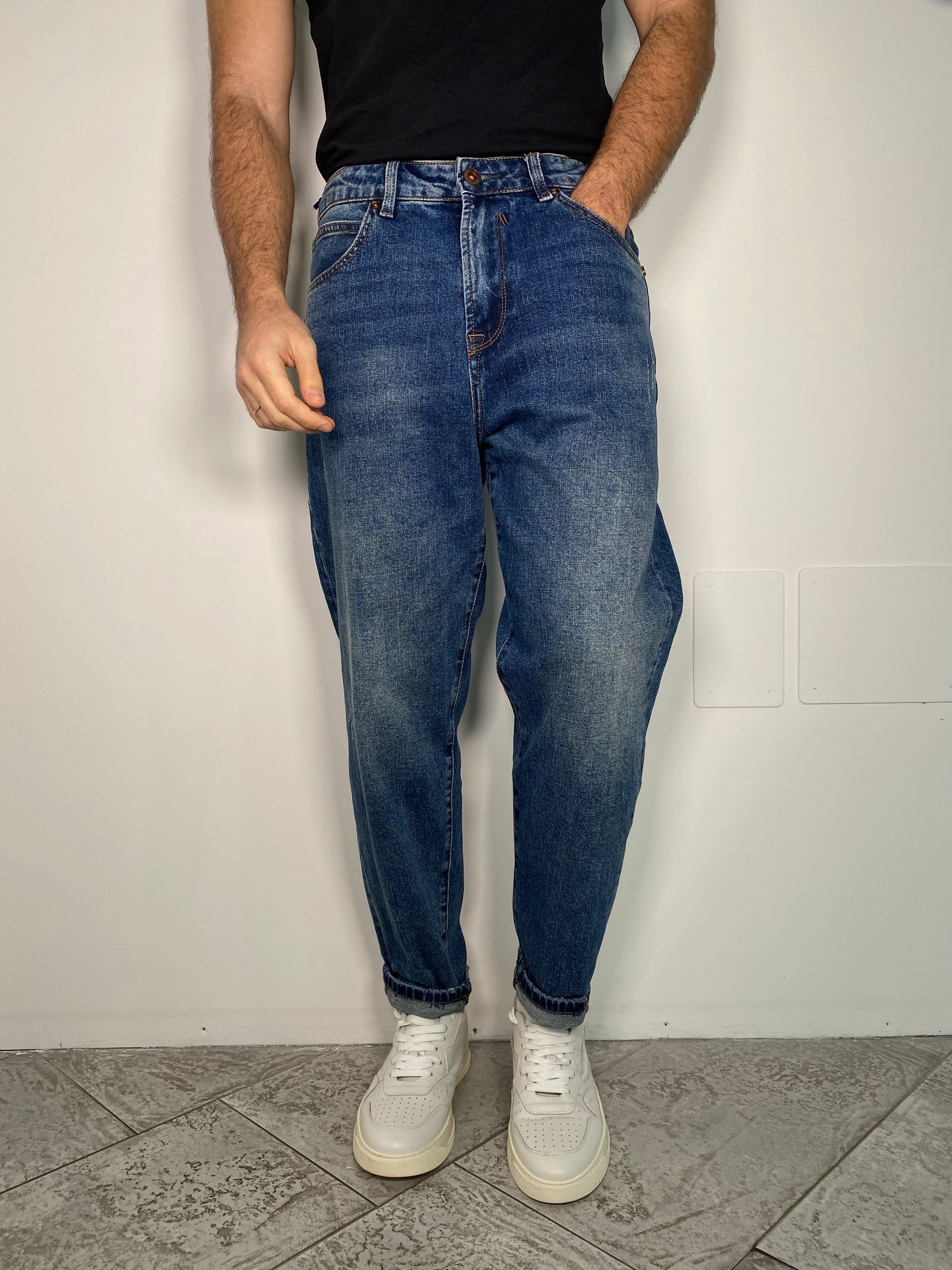 JEANS MIKE IN TELA ELASTICIZZATA CON MICRO ABRASIONI - CARROT FIT