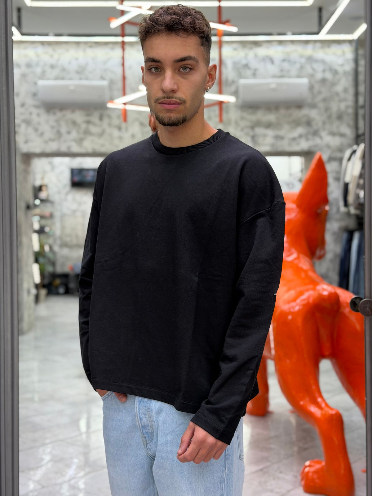 MAGLIA LONG SLEEVE IN FELPA LEGGERA CON RICAMI SULLE BRACCIA - BIG OVERCROP FIT FL004.NER