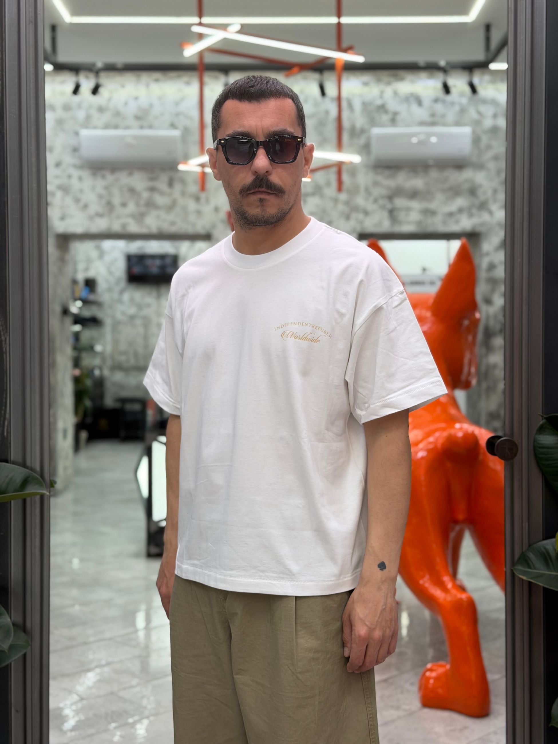 T-SHIRT MYKONOS BOXY/CROPPED FIT CON STAMPA SUL RETRO MYKONOS.BIA