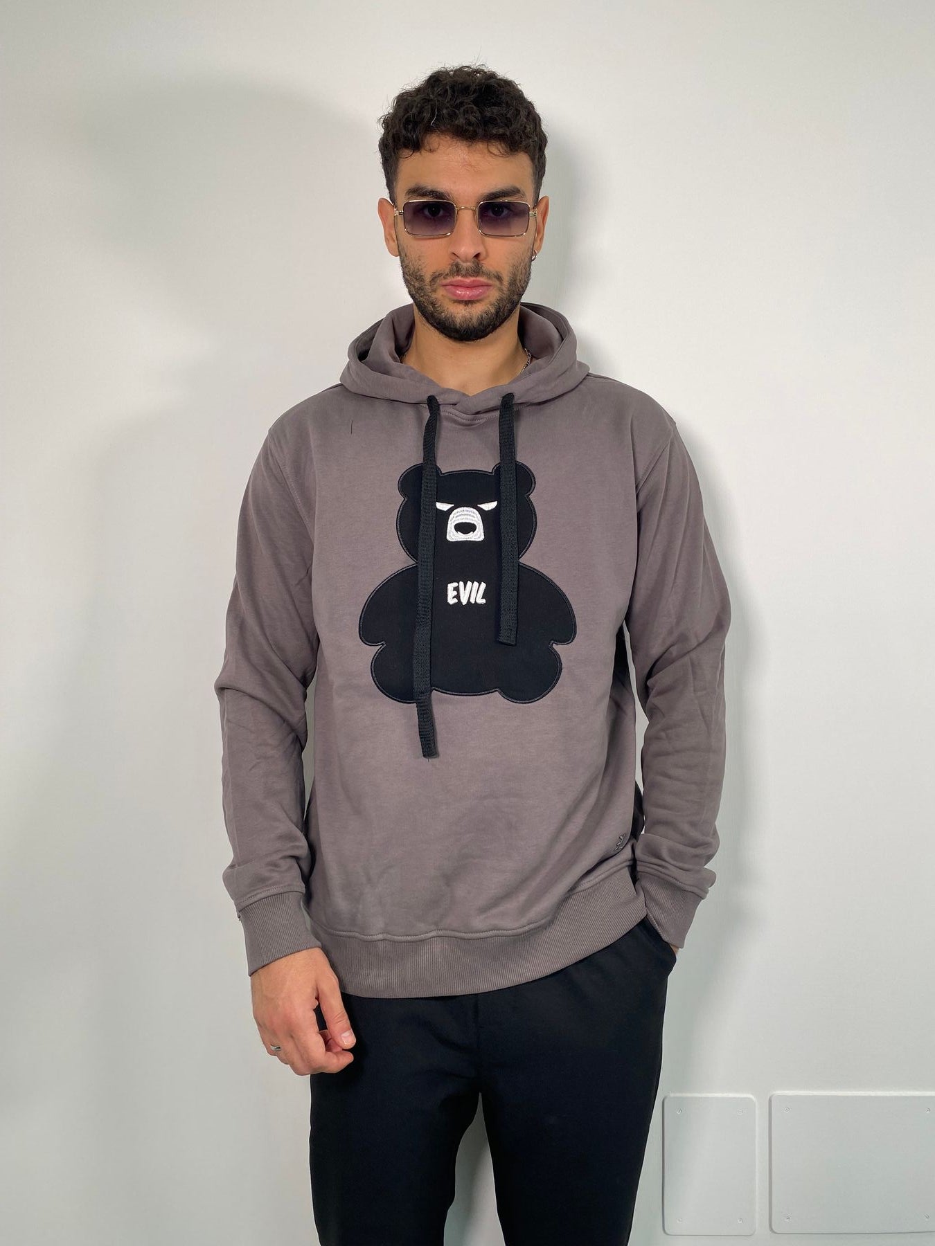 FELPA CON CAPPUCCIO CON APPLICAZIONE TEDDY "EVIL" - REGULAR FIT