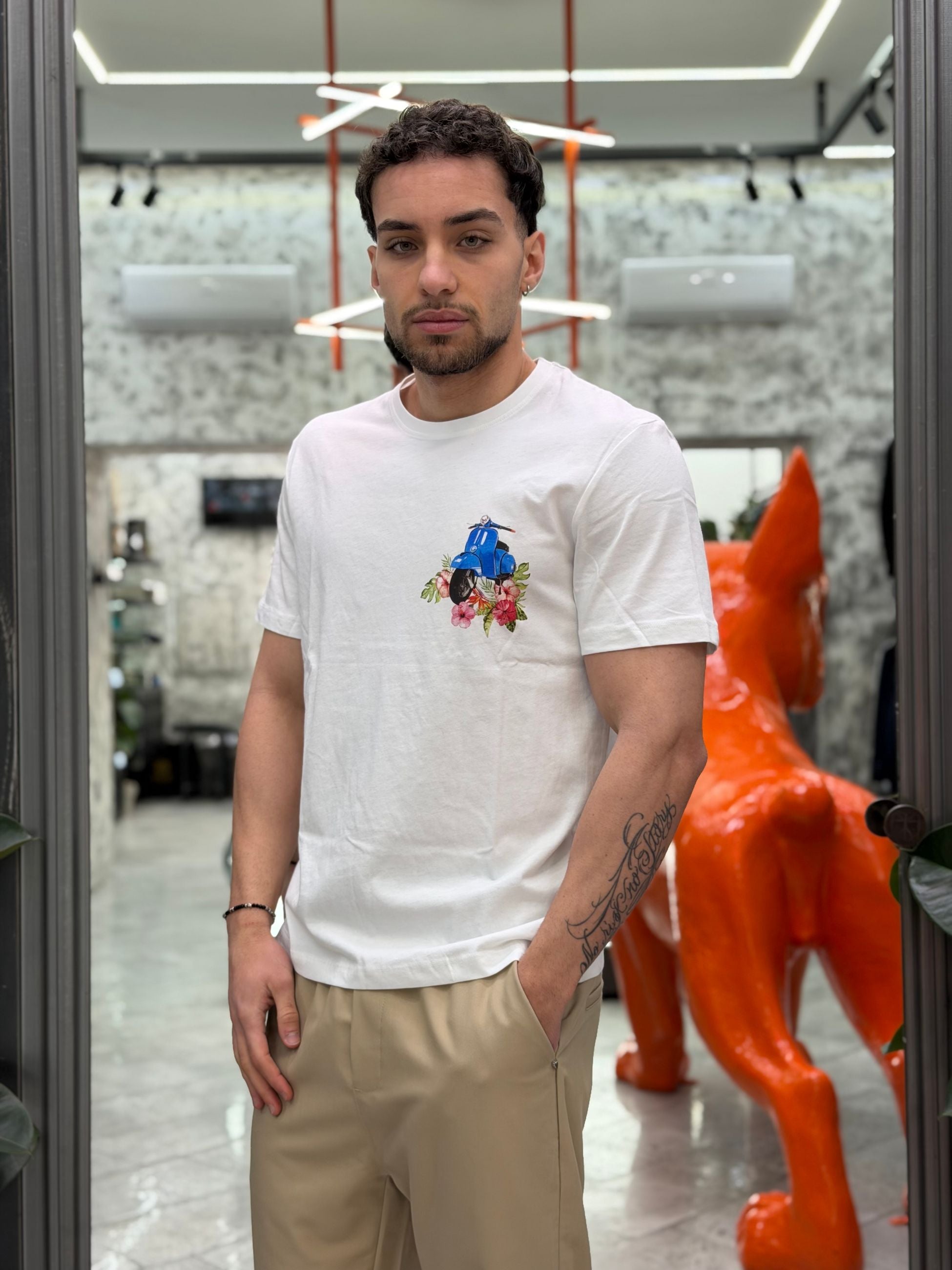 T-SHIRT IN 100% COTONE CON STAMPA VESPA "LA DOLCE VITA" FRONTE/RETRO - REGULAR FIT 26S28TG