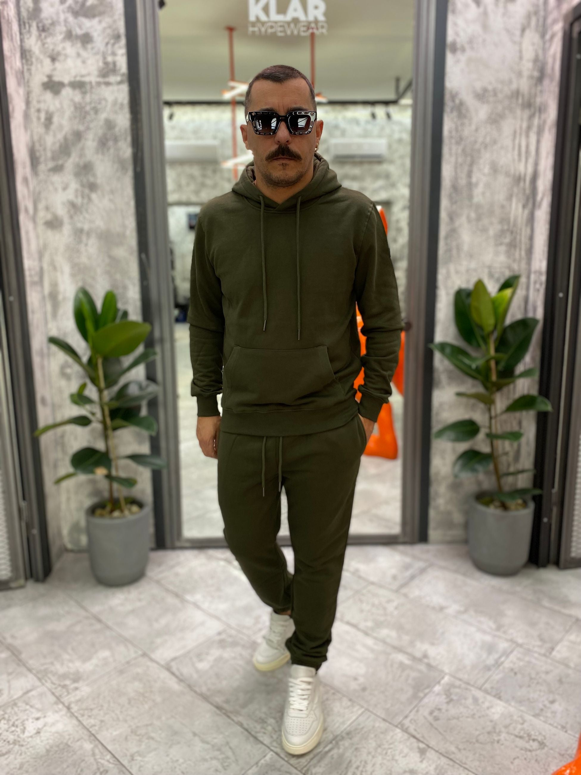 FELPA BASIC CON CAPPUCCIO E TASCONE FRONTALE - REGULAR FIT GL2242F-F25.VMIL