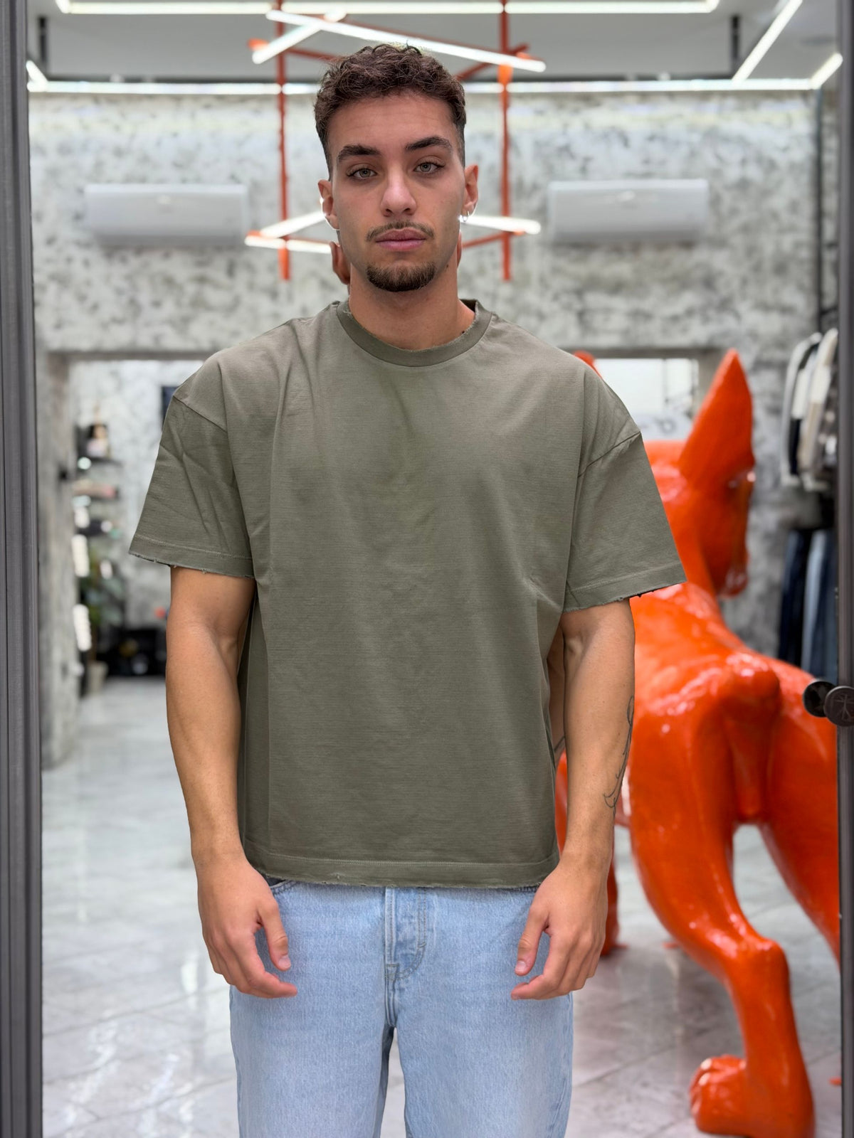 T-SHIRT IN JERSEY AMERICANO 30/2 TINTO IN CAPO CON COLLO E MANICHE EFFETTO DESTROYED - OVER CROP FIT BOXYMOL.OLI