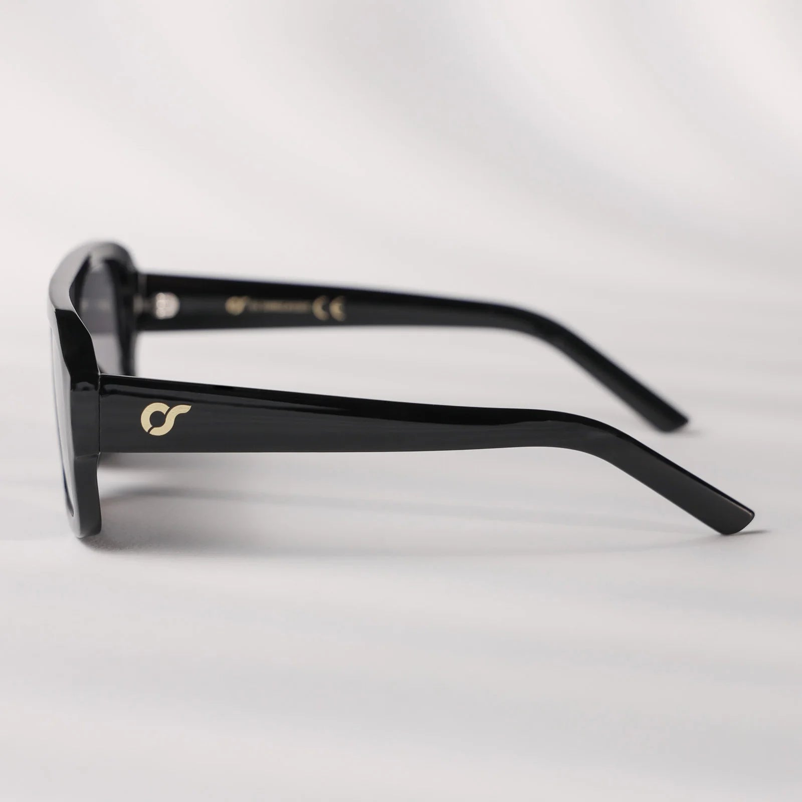 OCCHIALI ROMA
COLORE MONTATURA NERO
COLORE LENTE NERO OS2045-C05
