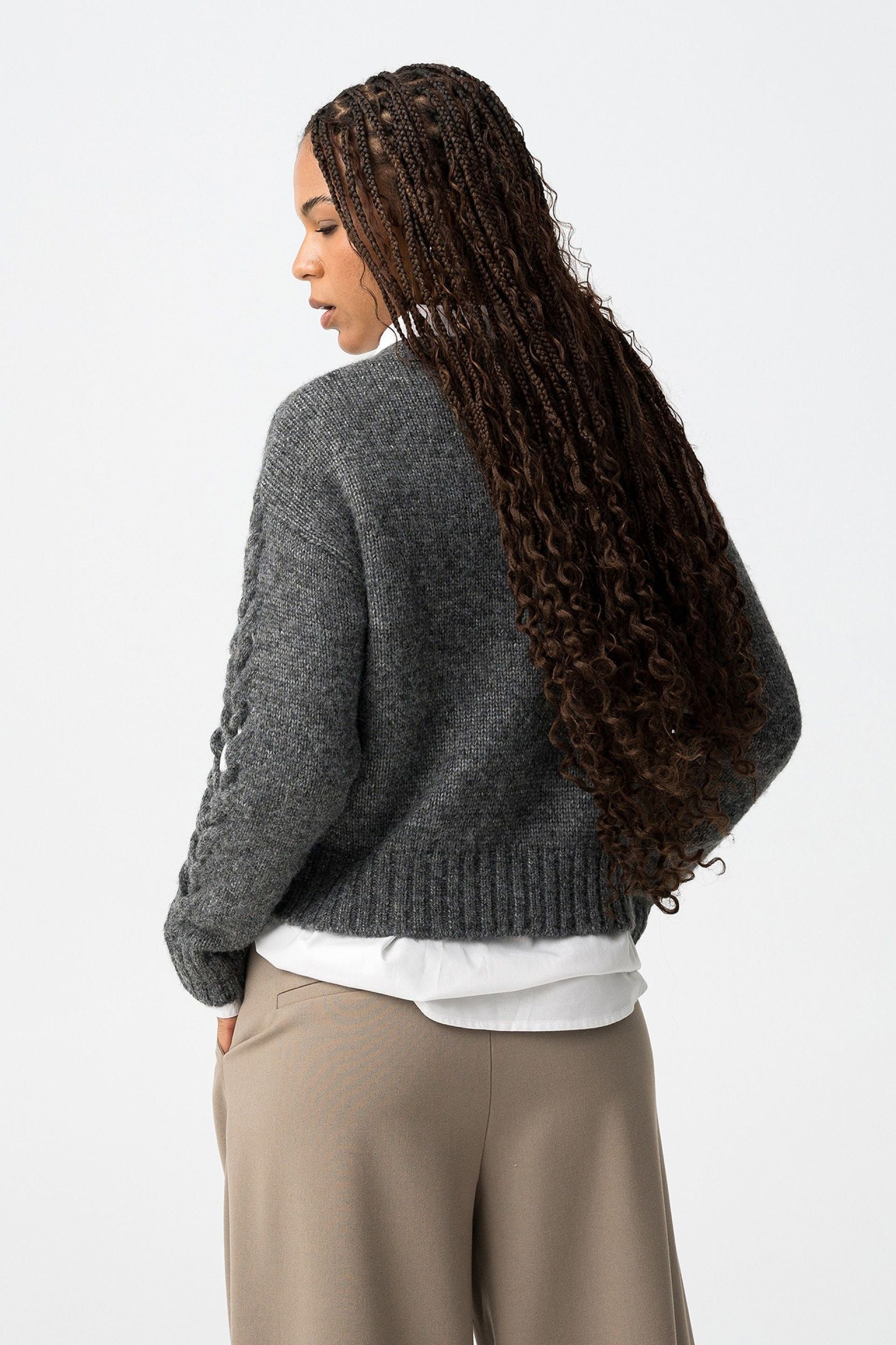 MAGLIONE GIROCOLLO BRAIDED CON ELEGANTI DETTAGLI INTRECCIATI SULLE MANICHE - COMFORT FIT 10066032