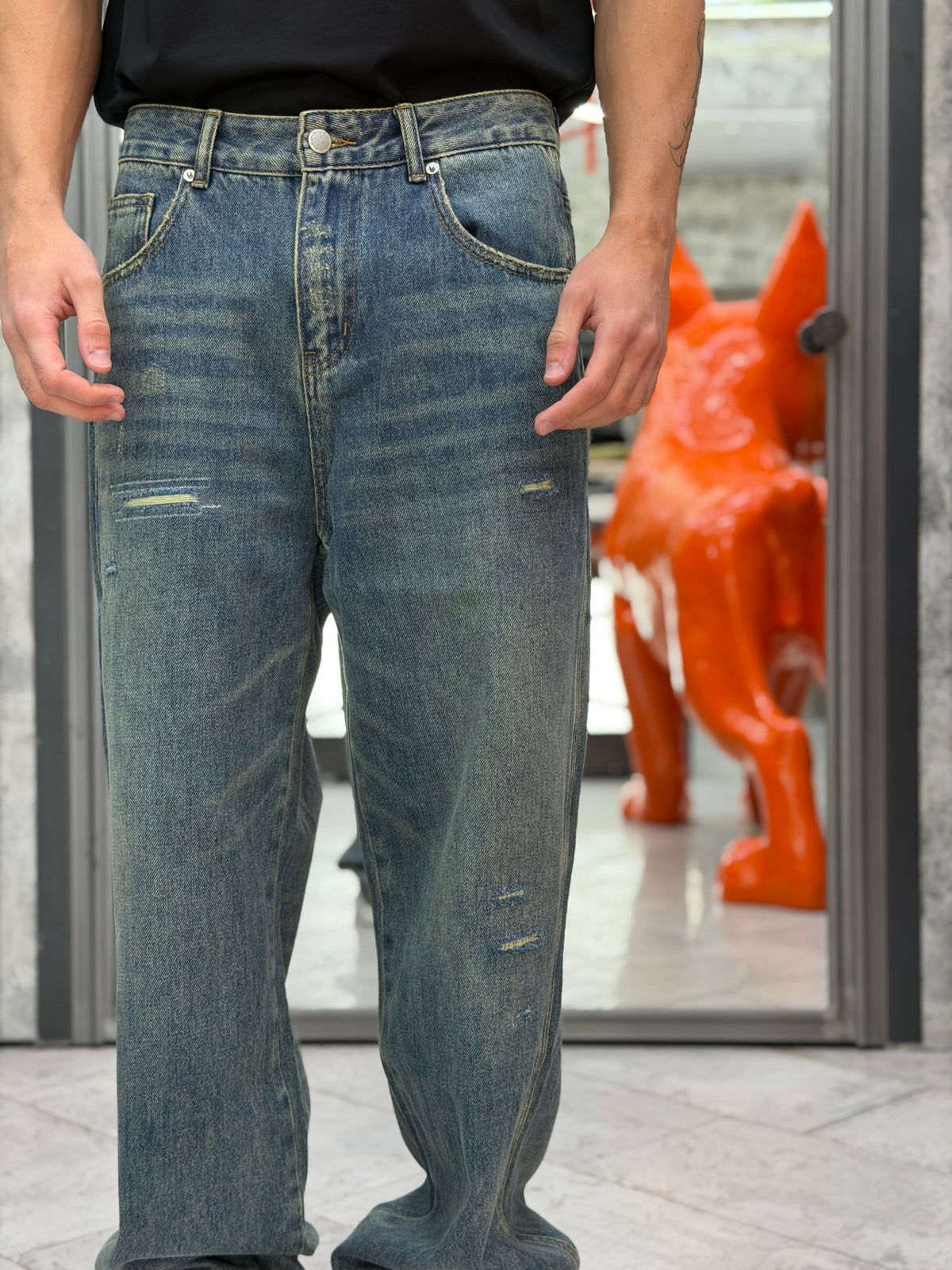 JEANS MEDIUM WASH CON SABBIATURE E MICRO ABRASIONI - WIDE LEG FIT GLW132G