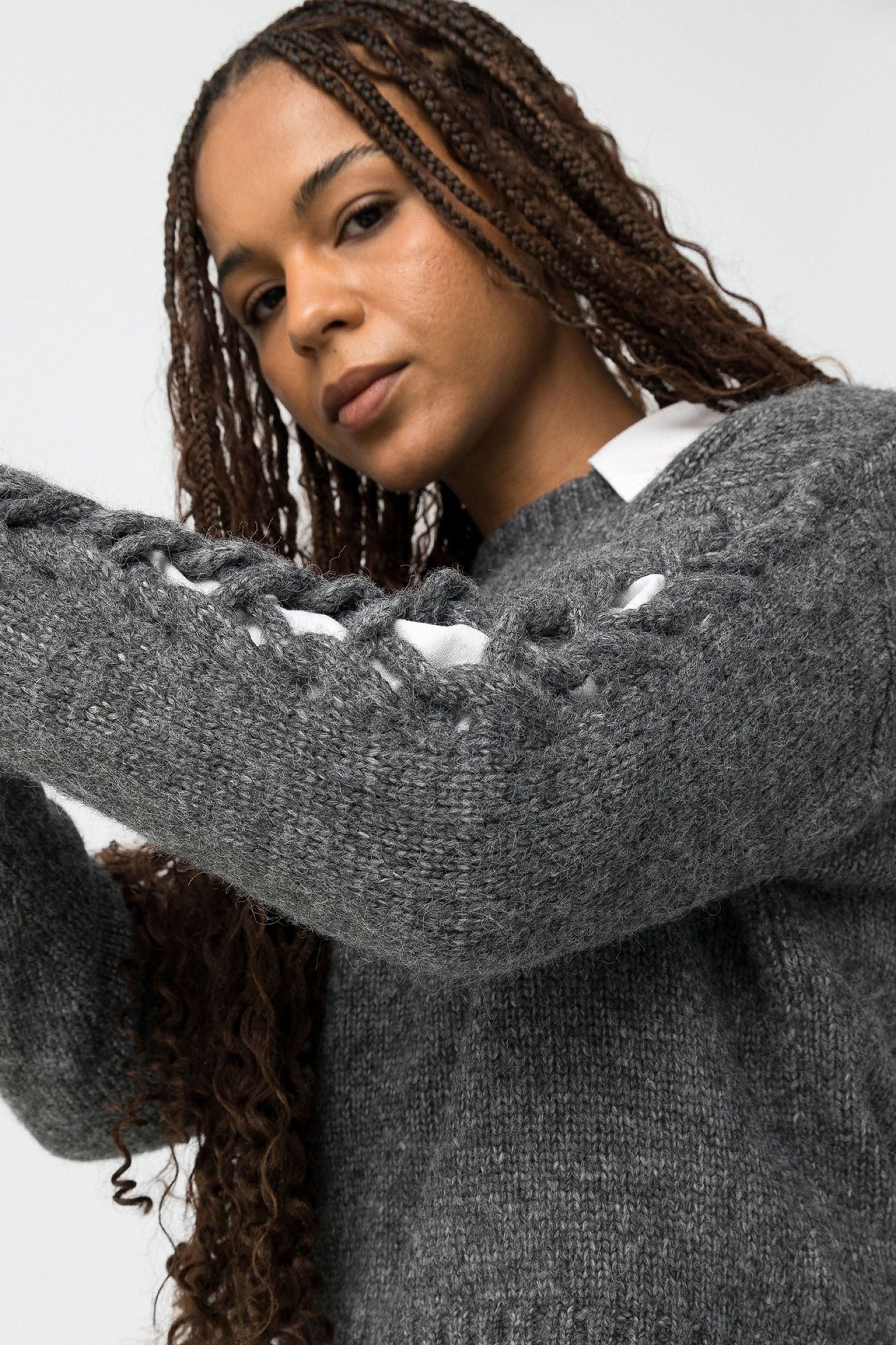 MAGLIONE GIROCOLLO BRAIDED CON ELEGANTI DETTAGLI INTRECCIATI SULLE MANICHE - COMFORT FIT 10066032