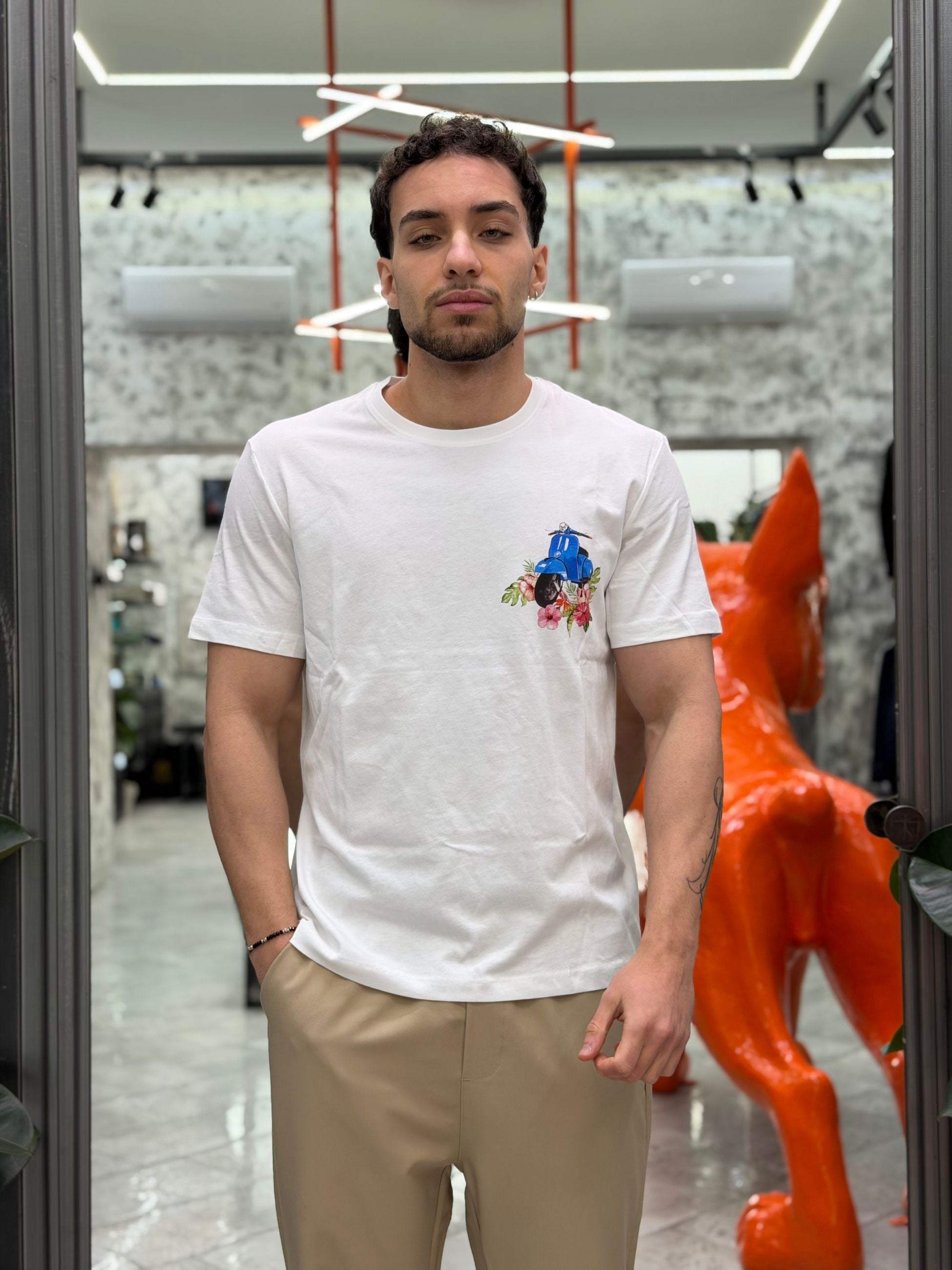 T-SHIRT IN 100% COTONE CON STAMPA VESPA "LA DOLCE VITA" FRONTE/RETRO - REGULAR FIT 26S28TG