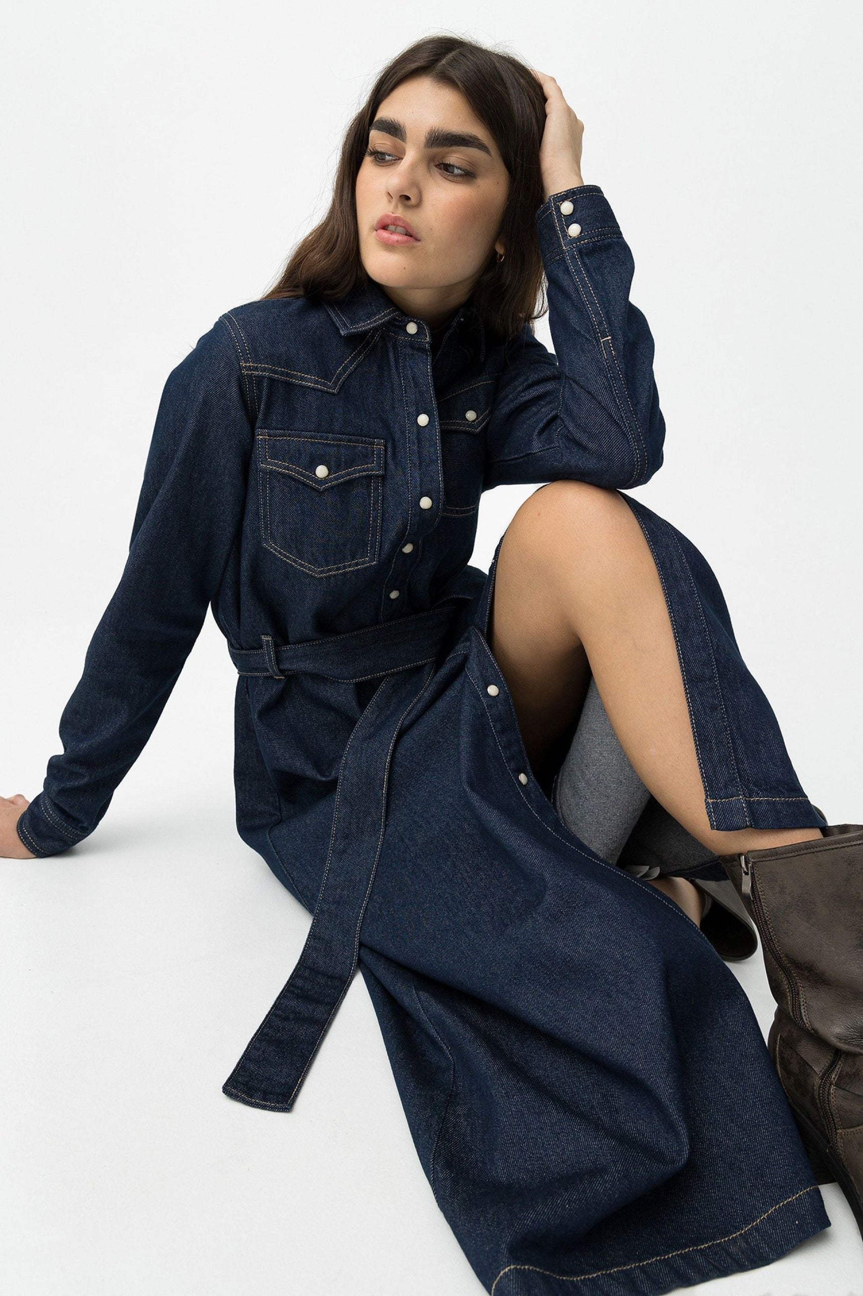 ABITO LUNGO OPHELIA_1 IN DENIM MODELLO TEXANO CON TASCHINI BOTTONI AUTOMATICI E CINTURA IN VITA - REGULAR FIT 10062716