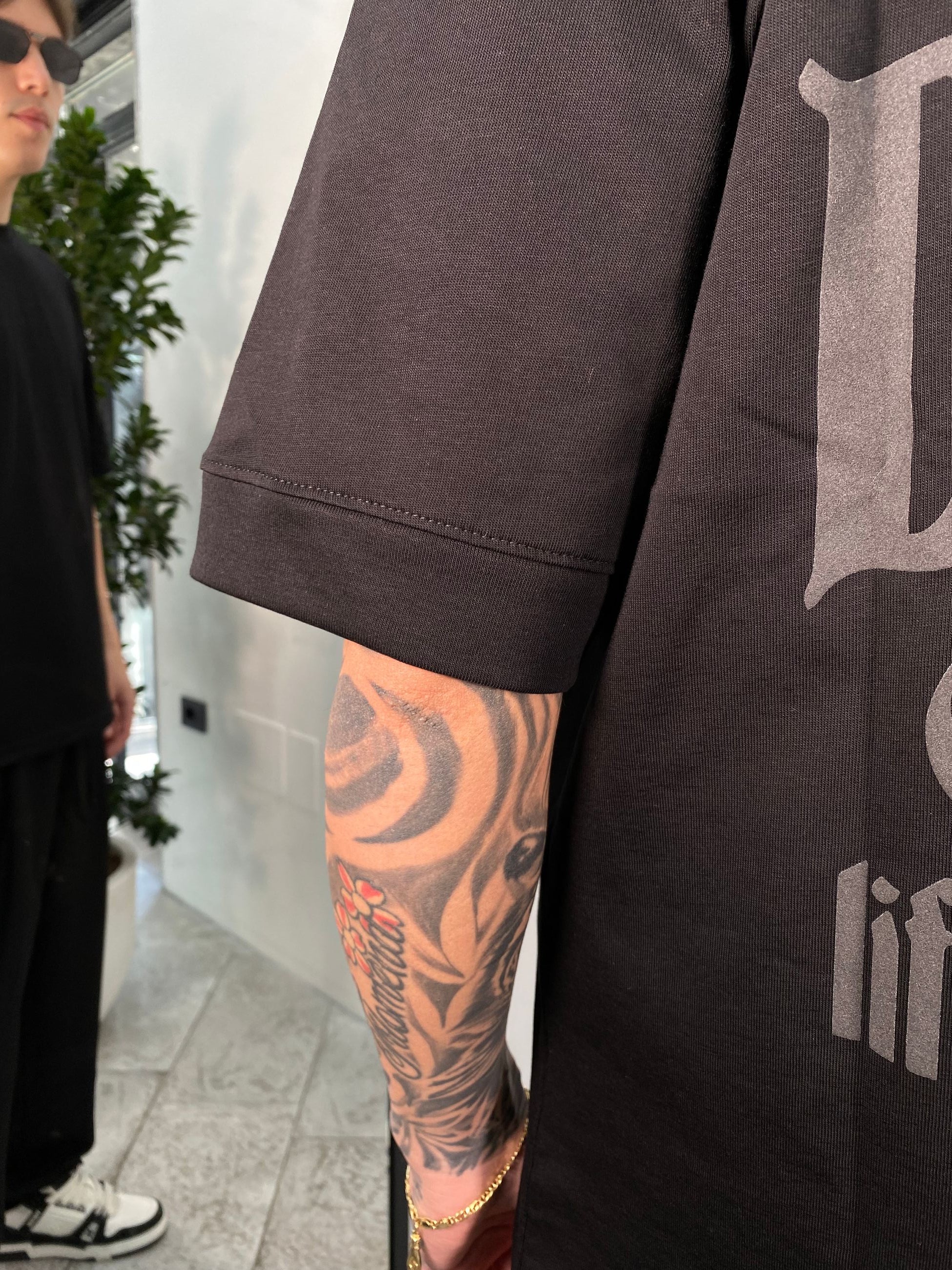 T-SHIRT CON STAMPA A RILIEVO SUL RETRO - CROPPED FIT R-12.NER