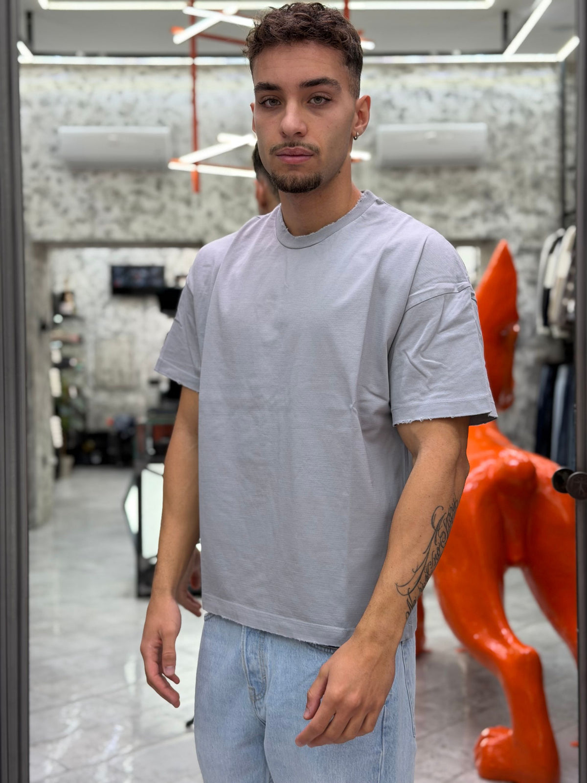 T-SHIRT IN JERSEY AMERICANO 30/2 TINTO IN CAPO CON COLLO E MANICHE EFFETTO DESTROYED - OVER CROP FIT BOXYMOL.GRI