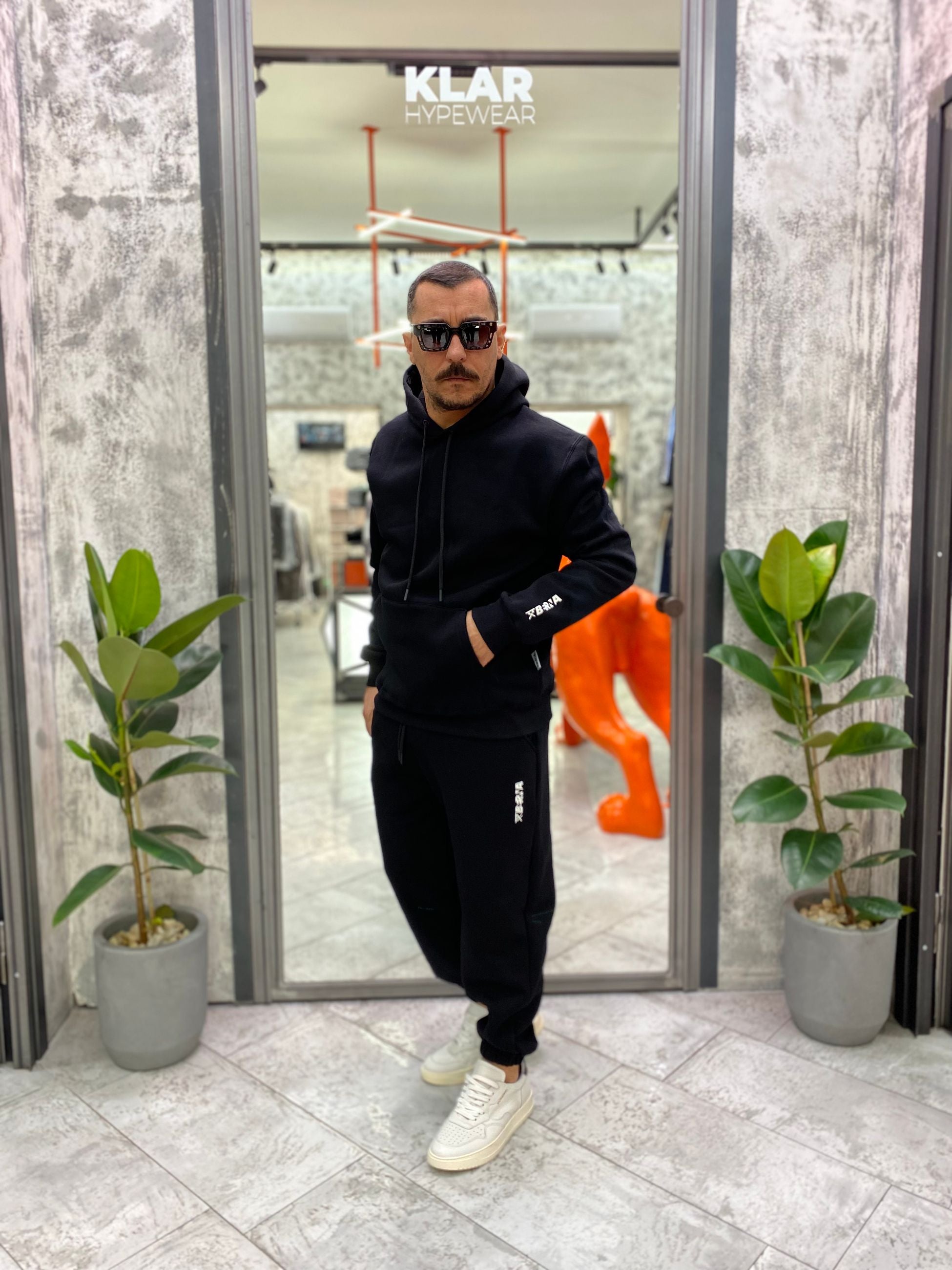 FELPA CAPPUCCIO IN POLICOT CON TASCA MARSUPIO E LOGO SUL BRACCIO SINISTRO - REGULAR FIT M2520191.NER