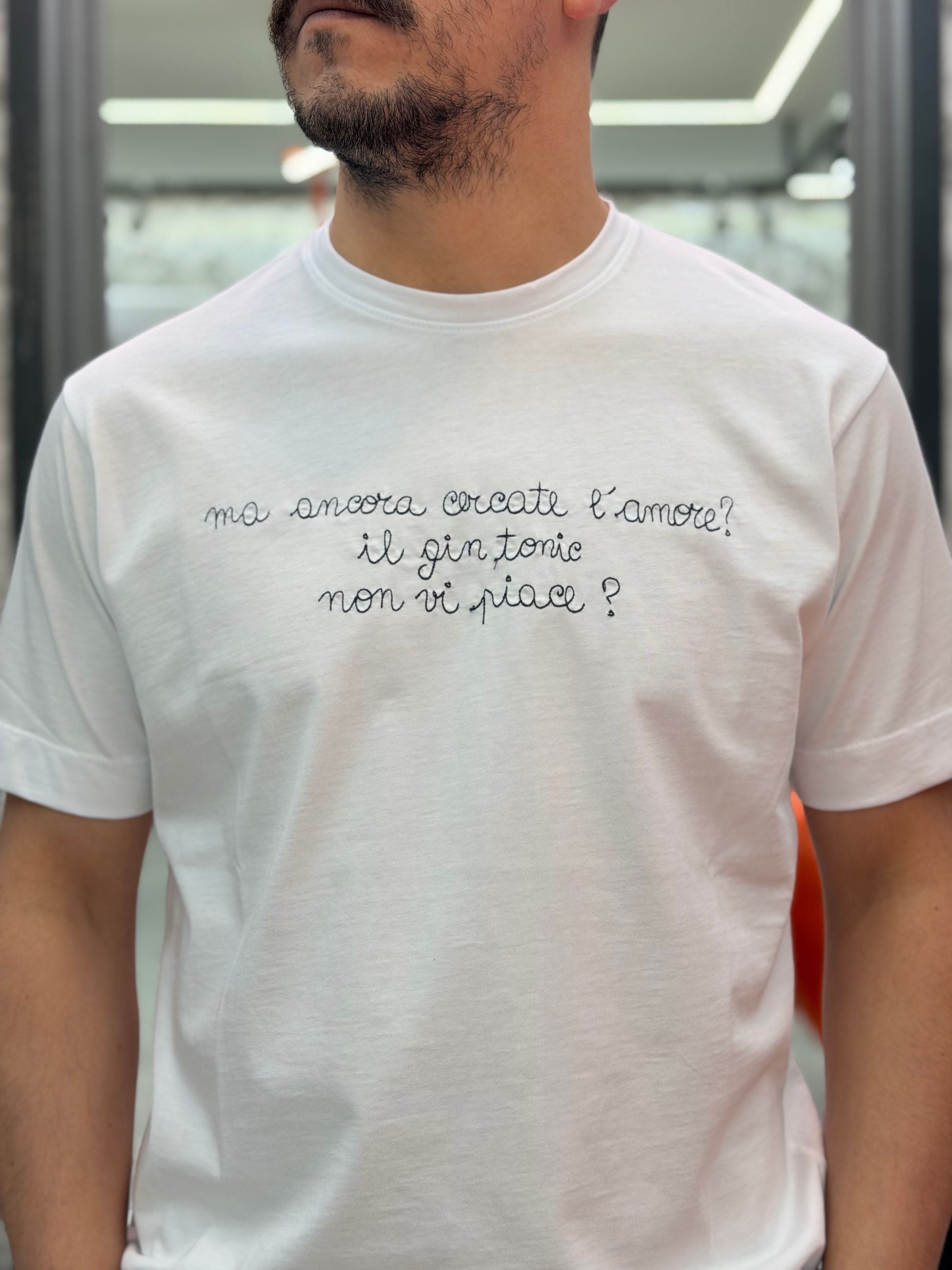 T-SHIRT IN PURO COTONE CON RICAMO "MA ANCORA CERCATE L'AMORE?" - REGULAR FIT M-261081