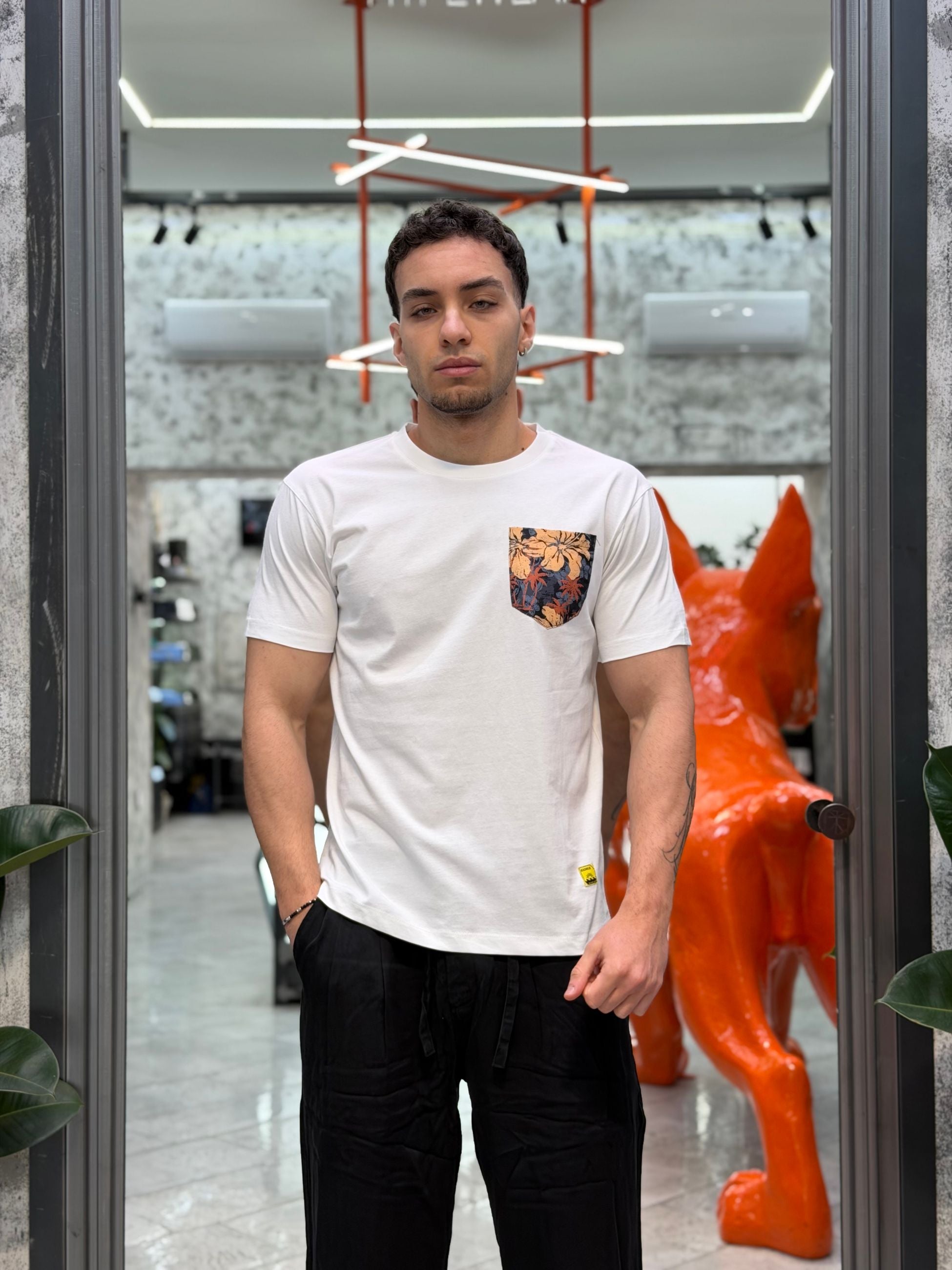 T-SHIRT IN 100% COTONE CON TASCHINO FLOREALE - REGULAR FIT GL659W