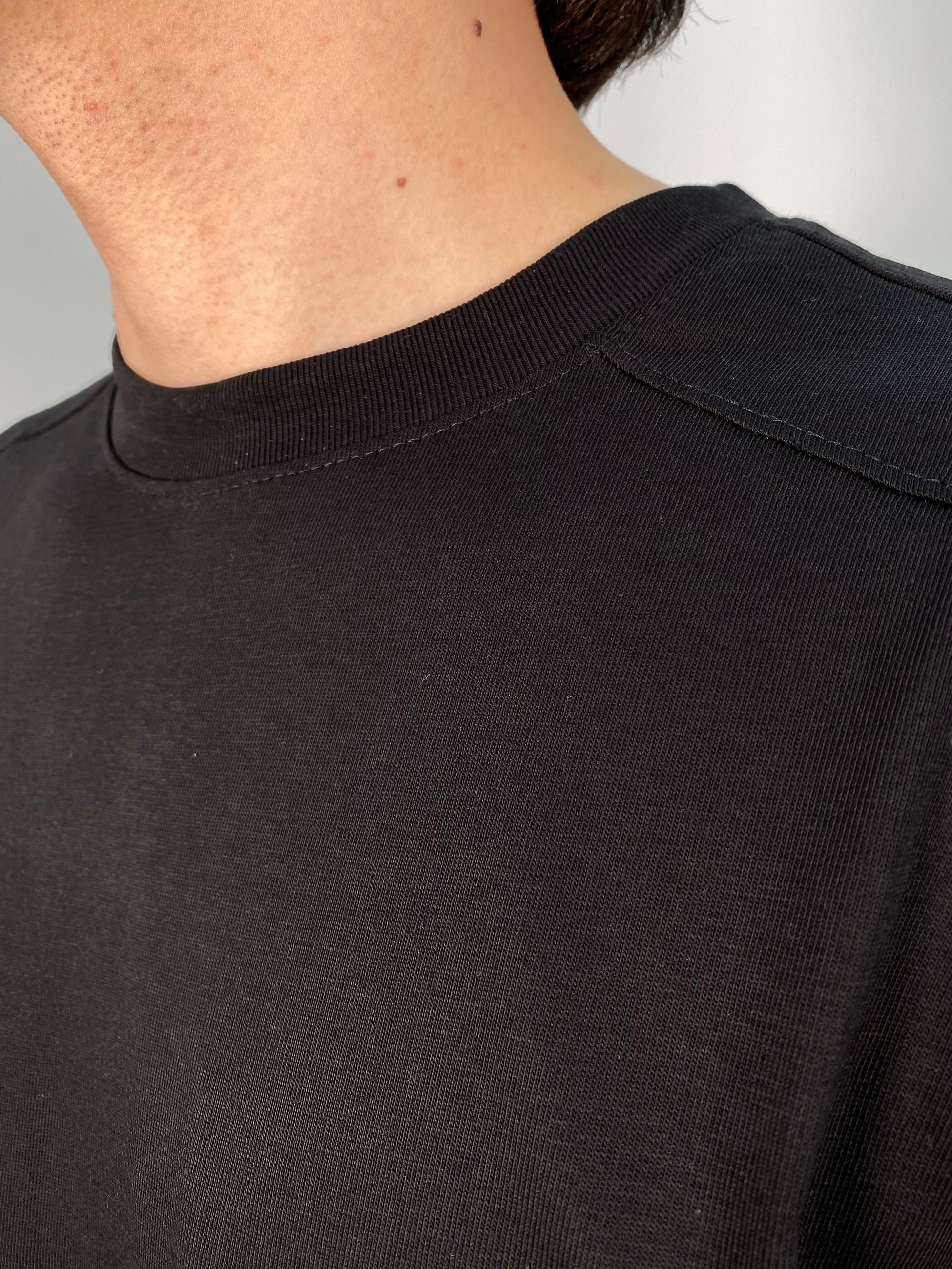 T-SHIRT CON STAMPA A RILIEVO SUL RETRO - CROPPED FIT R-12.NER