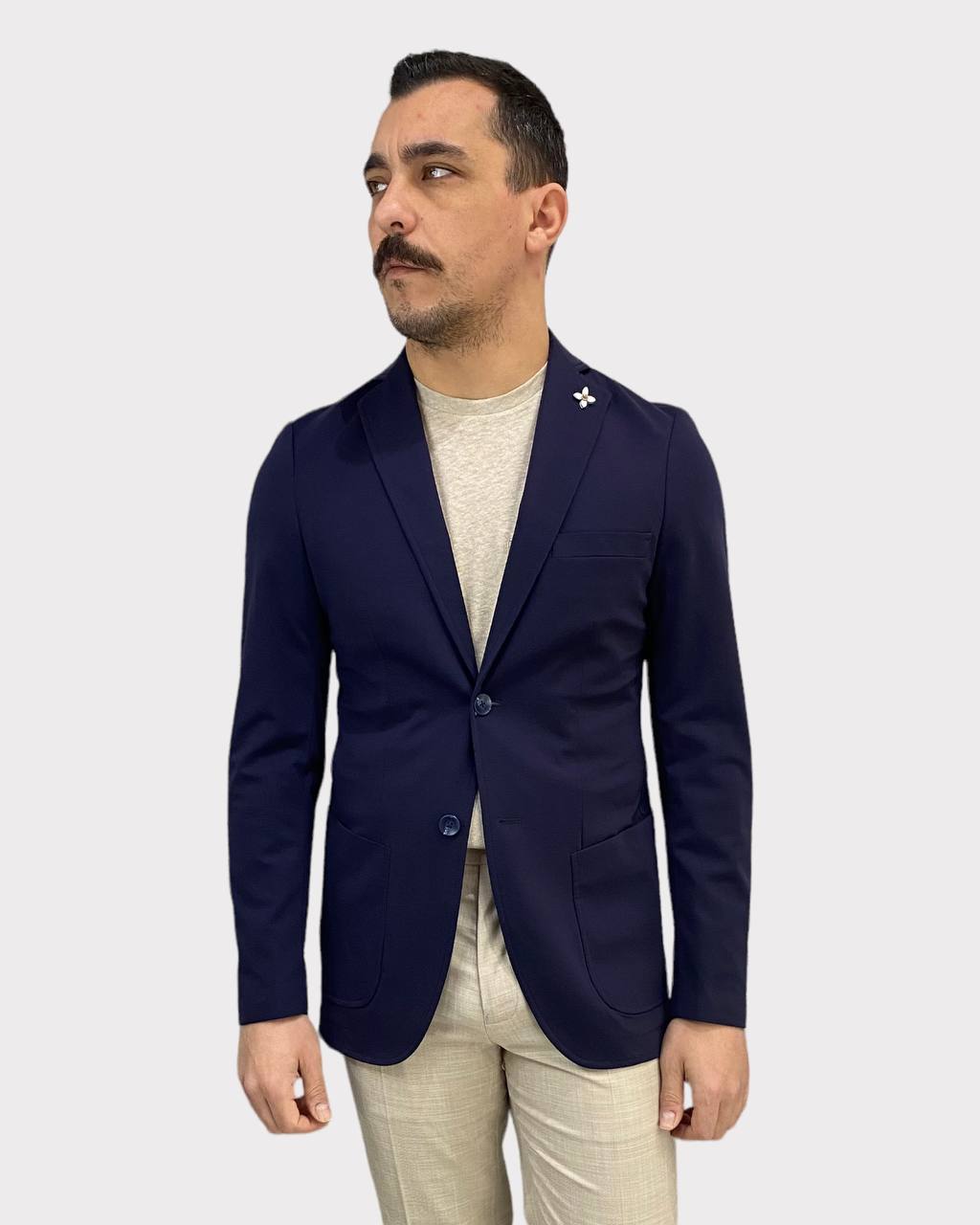 GIACCA MONOPETTO IN TESSUTO PUNTO MILANO ELASTICIZZATO CON TASCHE A TOPPA E SPILLA ALL'OCCHIELLO - REGULAR FIT