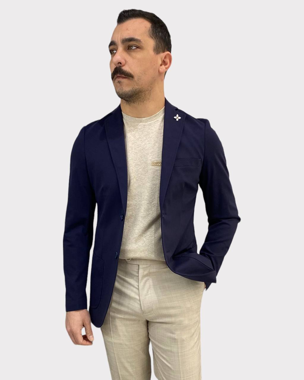 GIACCA MONOPETTO IN TESSUTO PUNTO MILANO ELASTICIZZATO CON TASCHE A TOPPA E SPILLA ALL'OCCHIELLO - REGULAR FIT