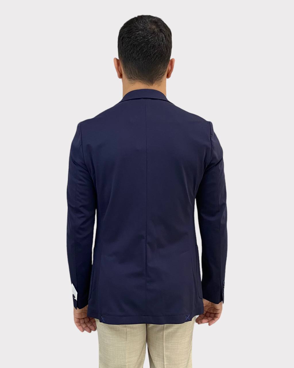 GIACCA MONOPETTO IN TESSUTO PUNTO MILANO ELASTICIZZATO CON TASCHE A TOPPA E SPILLA ALL'OCCHIELLO - REGULAR FIT
