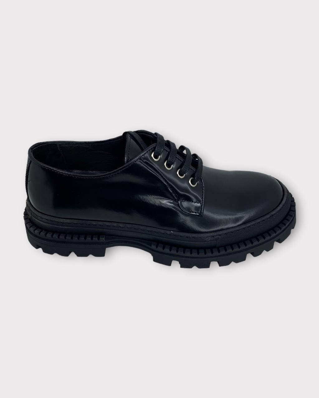 SCARPE STRINGATE IN PELLE SPAZZOLATA LUCIDA CON SUOLA CARROARMATO