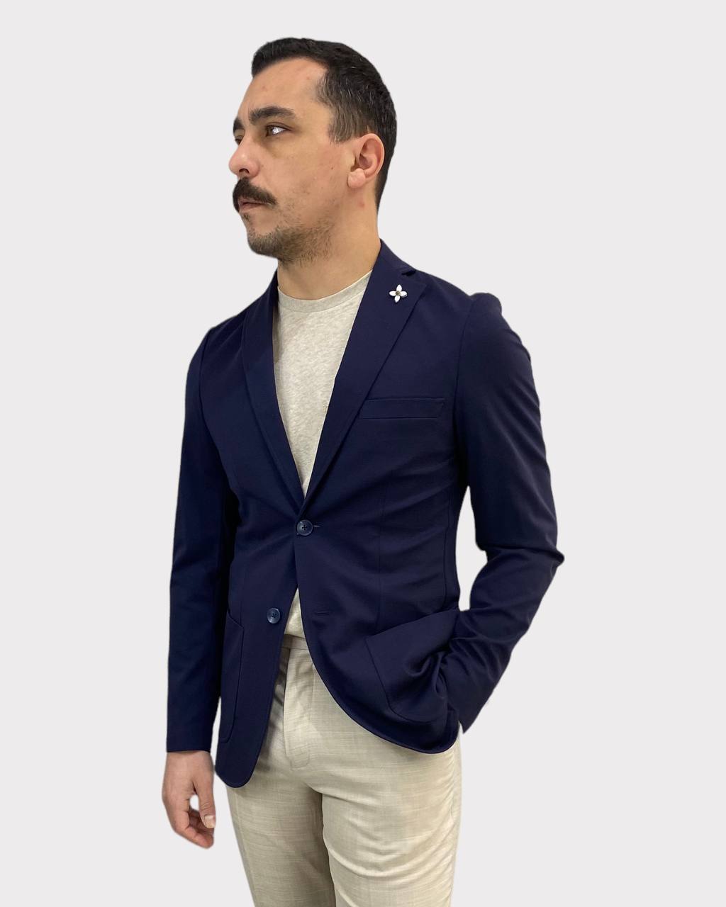 GIACCA MONOPETTO IN TESSUTO PUNTO MILANO ELASTICIZZATO CON TASCHE A TOPPA E SPILLA ALL'OCCHIELLO - REGULAR FIT