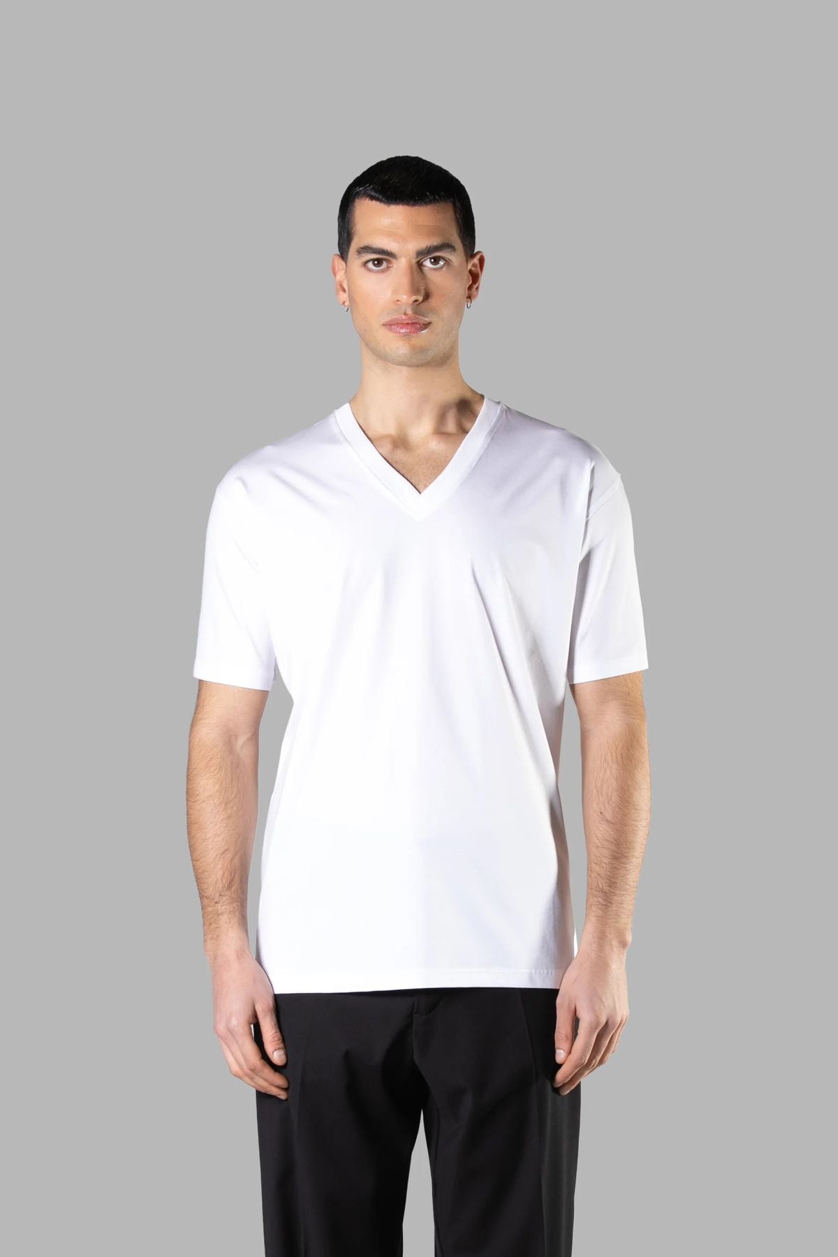 T-SHIRT BASIC IN COTONE MERCERIZZATO SCOLLO A PUNTA CON INIZIALI DEL LOGO RICAMATE DIETRO IL COLLO TONO SU TONO - REGULAR FIT