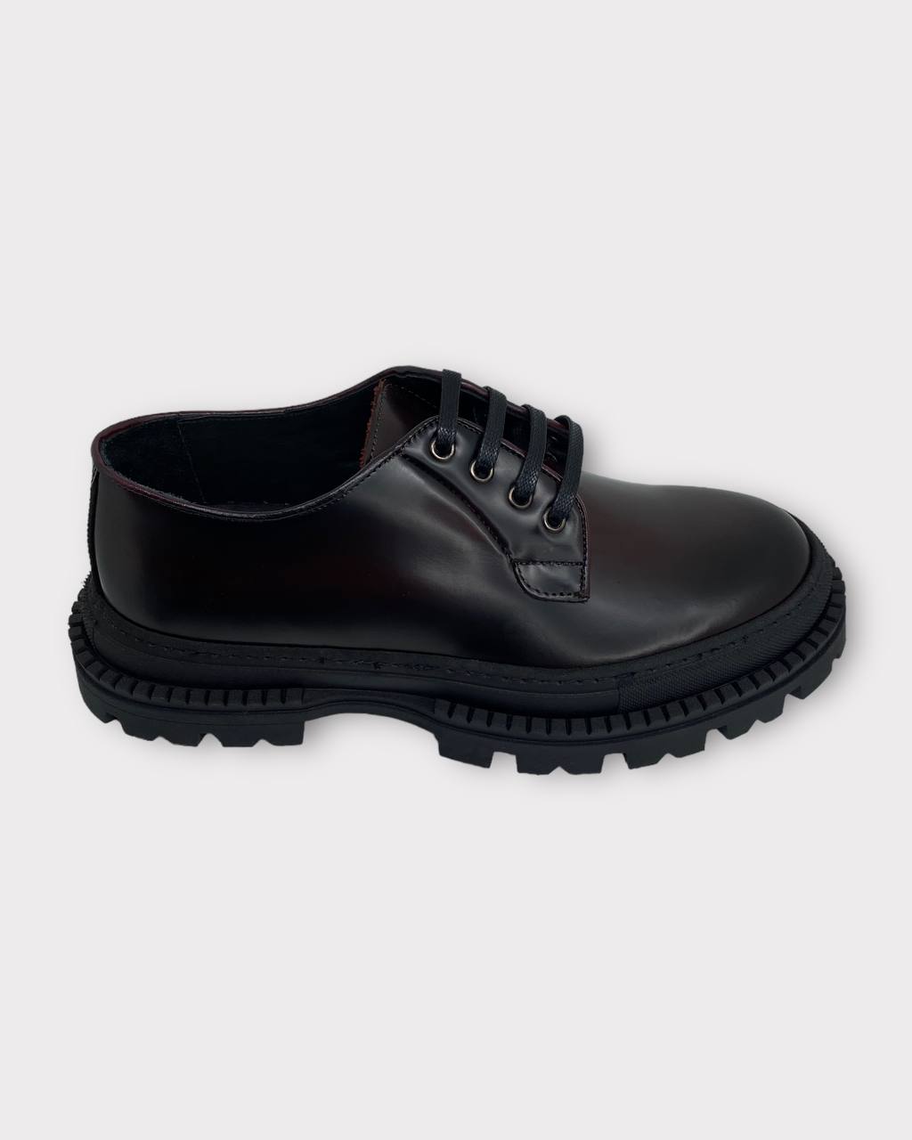 SCARPE STRINGATE IN PELLE SPAZZOLATA LUCIDA CON SUOLA CARROARMATO